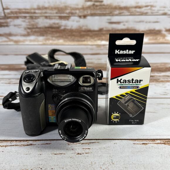 Working Nikon Coolpix 5000 Digital Camera 5MP Nikon E5000 Bundle Charger
